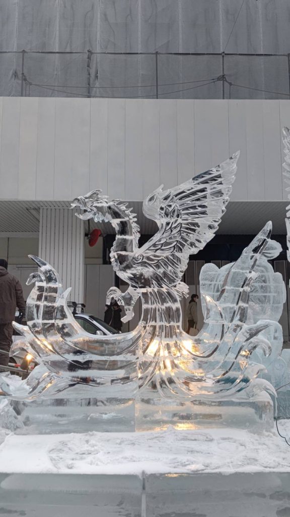 雪まつりすすきの会場にて氷彫刻 | 北海道でスキー・スノボーなら札幌